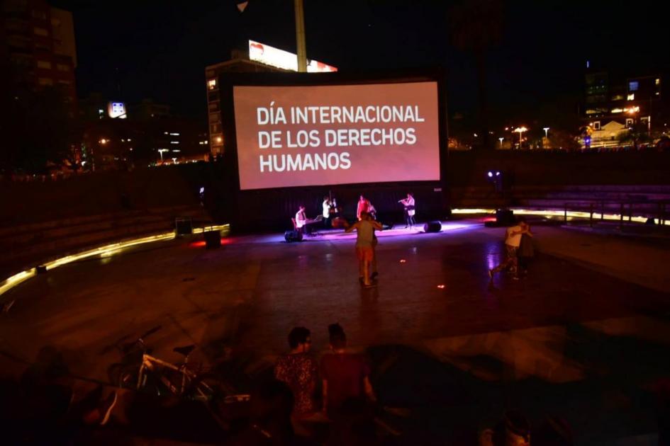 Proyección por el Día Internacional de los Derechos Humanos en la Plaza de la Democracia