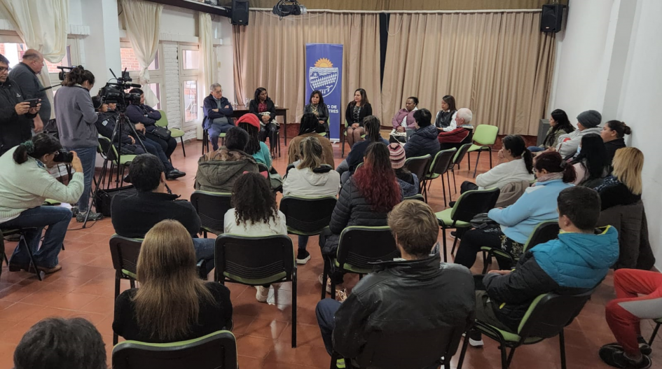 Público presente y disertantes Público presente y disertantes