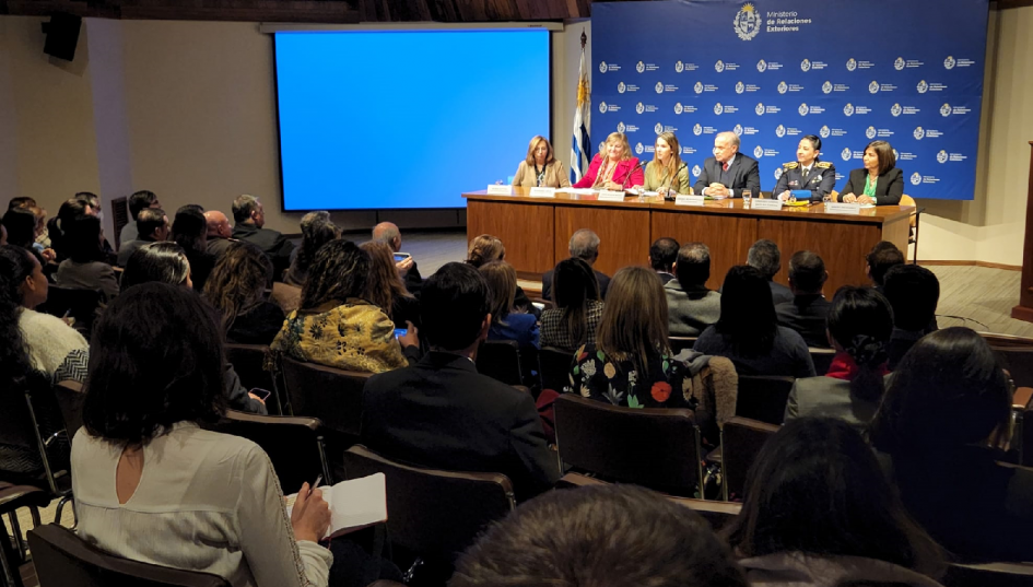 Mesa oratoria y públido asistente Mesa oratoria y públido asistente