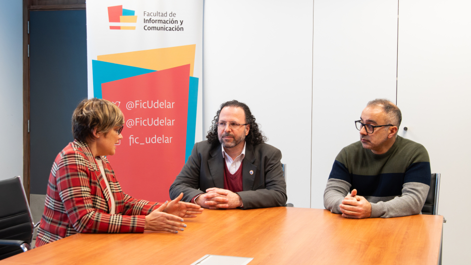 Créditos: Unidad de Comunicación de la FIC Iliana da Silva dialoga con Héctor Cancela y Federico Beltramelli durante una reunión en la FIC.