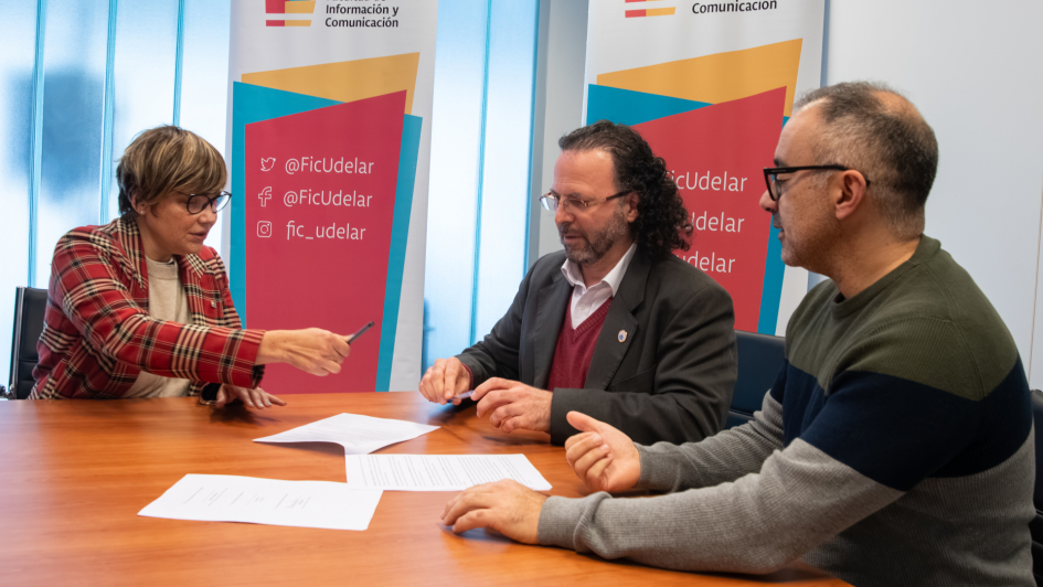 Créditos: Unidad de Comunicación de la FIC Iliana da Silva y autoridades de la Udelar firman documentos durante una reunión institucional.