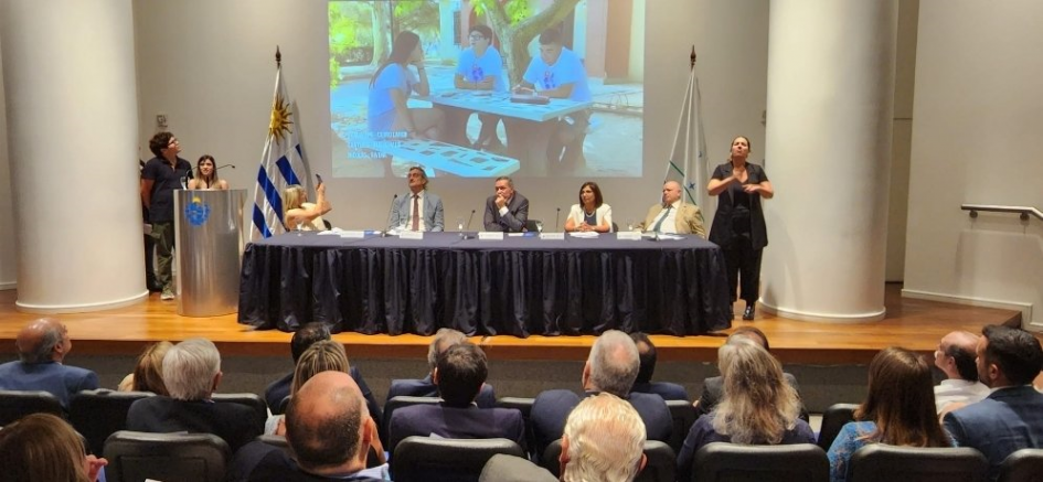 Disertantes durante la presentación del video en el que participaron los jóvenes de Propia