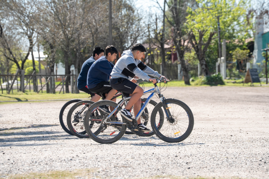 Adolescentes recorriendo en bicicleta