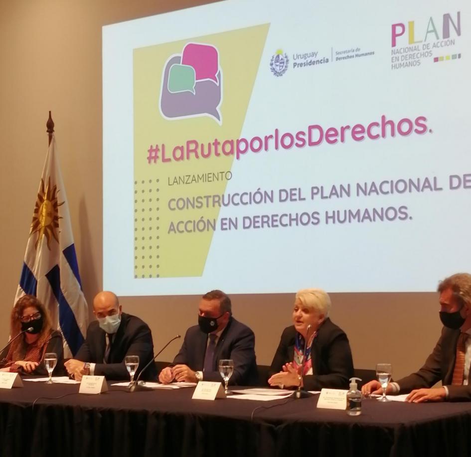Claudia Barrientos, Hebert Paguas, Álvaro Delgado, Rosario Pérez y Pablo Ruiz Hiebra. Mesa de expositores.
