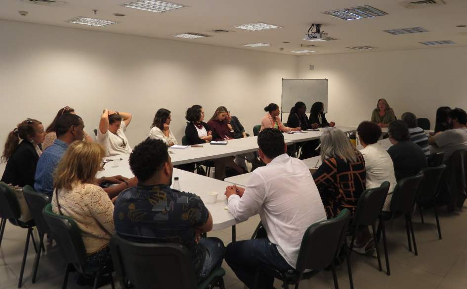 La Secretaria de Derechos Humanos, Collette Spinetti, dando apertura al encuentro con migrantes 