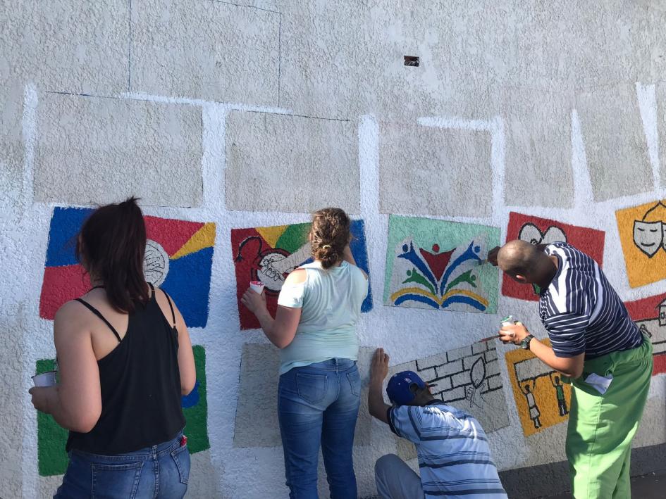 Promotores en DDHH y equipo de la Secretaría pintando el mural 