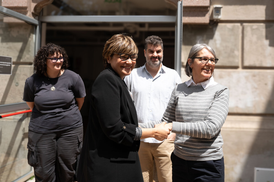 Mariana Mota e Iliana da Silva durante la entrega de archivos del pasado reciente. Mariana Mota e Iliana da Silva se dan la mano ante otras personas.