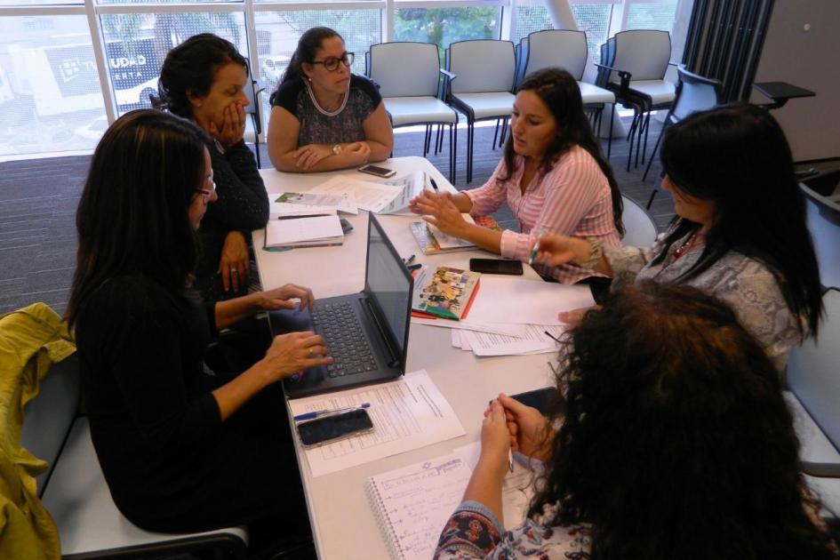 Mesas de trabajo en la actividad