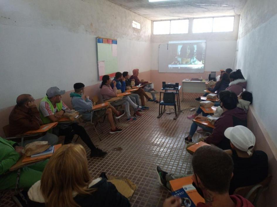 Taller en Unidad de Rehabilitación N°13 de las Rosas. Ronda de participantes y talleristas en un taller.