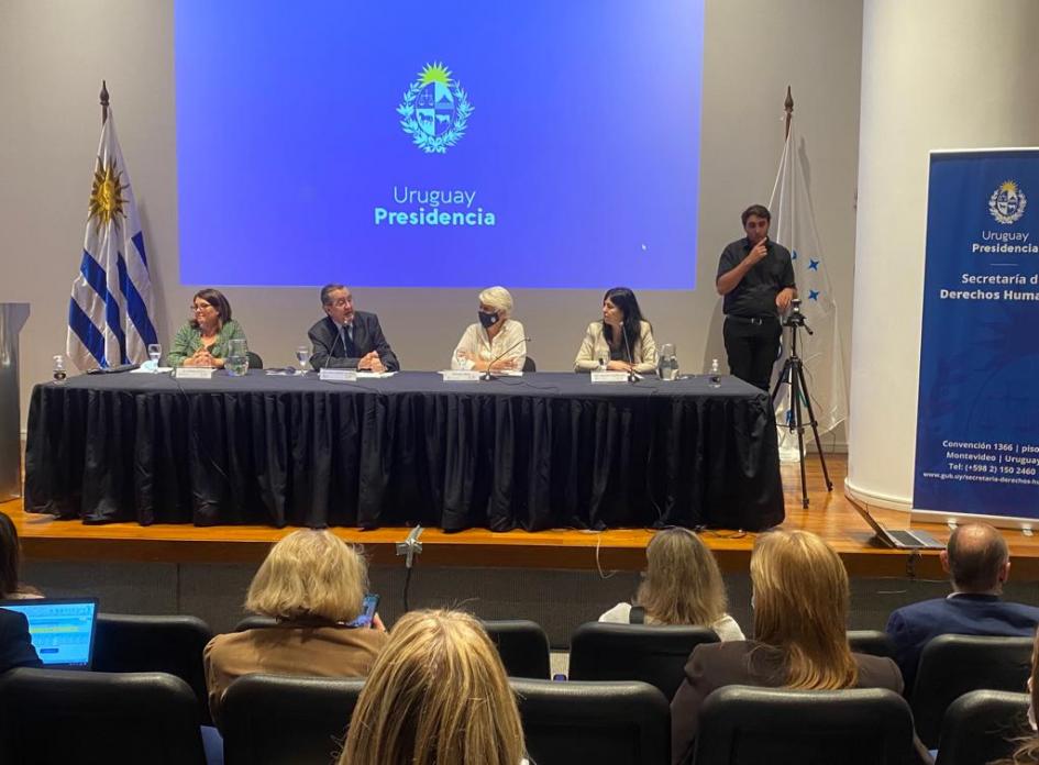 Imagen del auditorio y mesa de expositores.