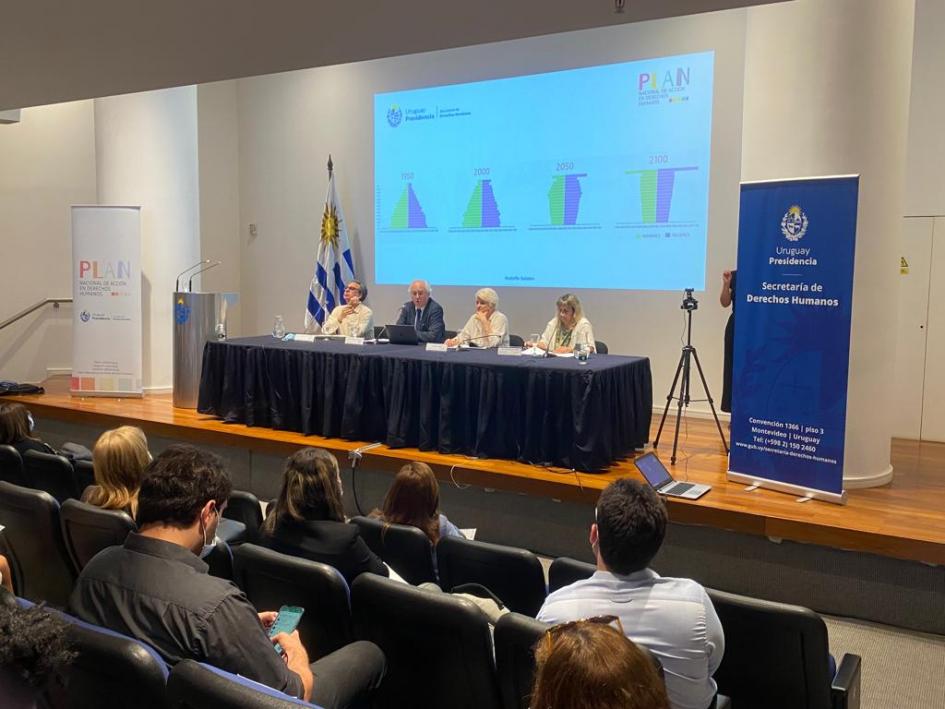 Imagen del auditorio y mesa de expositores.