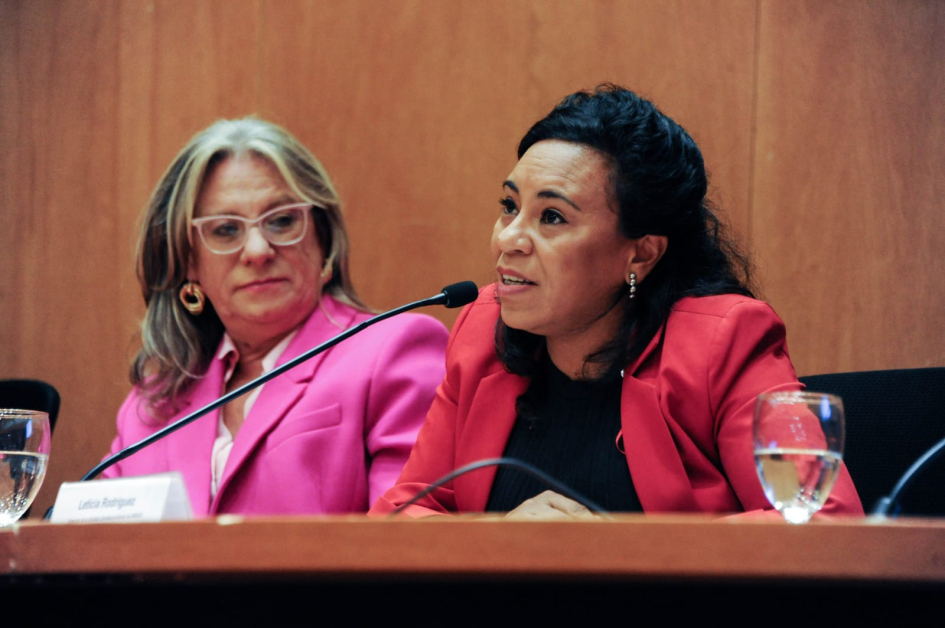 La Secretaria de Derechos Humanos de la Presidencia, Collette Spinetti junto a Leticia Rodríguez La Secretaria de Derechos Humanos de la Presidencia, Collette Spinetti junto a Leticia Rodríguez