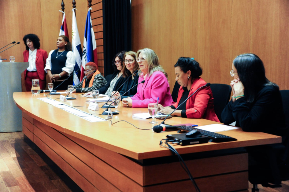 Primera mesa de la actividad "Construyendo un camino hacia la igualdad racial" Primera mesa de la actividad "Construyendo un camino hacia la igualdad racial"