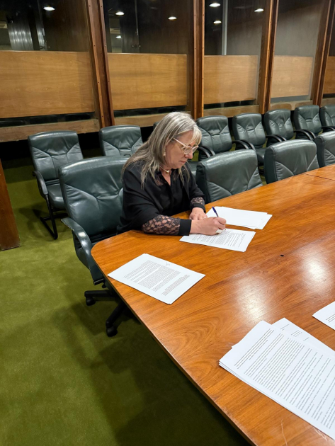Secretaria de Derechos Humanos, Collette Spinetti, firmando memorando Secretaria de Derechos Humanos, Collette Spinetti, firmando memorando