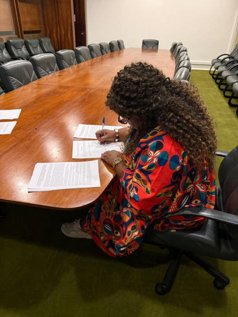 Ministra de Derechos Humanos y Ciudadanía de Brasil, Macaé Evaristo firmando memorando Ministra de Derechos Humanos y Ciudadanía de Brasil, Macaé Evaristo firmando memorando