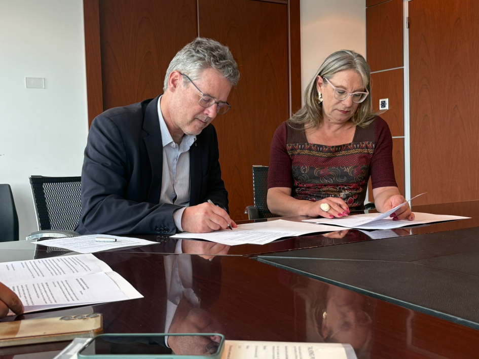 Alejandra Collette Spinetti , y Ernesto Fernández firmando acuerdo Alejandra Collette Spinetti , y Ernesto Fernández firmando acuerdo