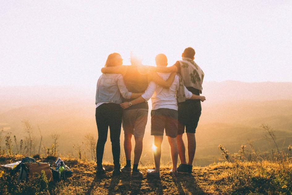Grupo de jóvenes Grupo de jóvenes abrazados