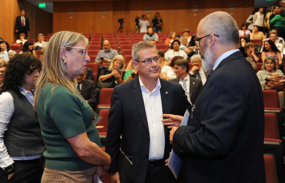 Collette Spinetti en charla con autoridades Collette Spinetti en charla con autoridades