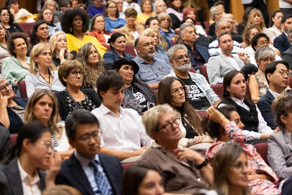 Publico que asistio a la asunción de Collette Spinetti Publico que asistio a la asunción de Collette Spinetti