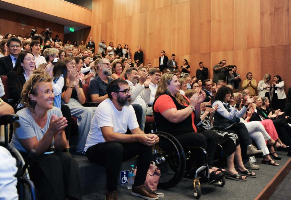 Publico que asistio a la asunción de Collette Spinetti Publico que asistio a la asunción de Collette Spinetti