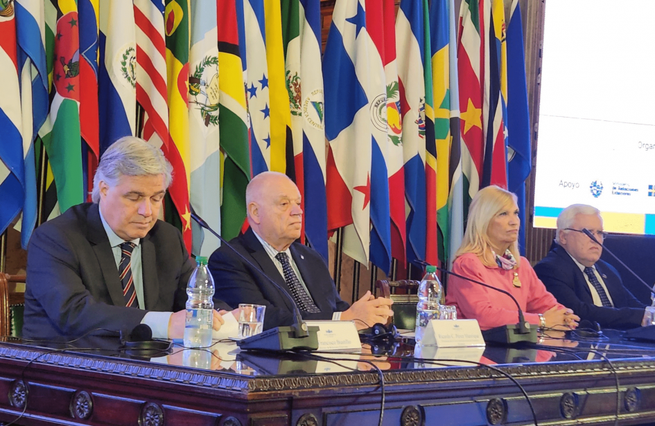 Francisco Bustillo, Ricardo Pérez Manrique, Beatriz Argimón Francisco Bustillo, Ricardo Pérez Manrique, Beatriz ArgimónSecretaria de Derechos Humanos Sandra Etc