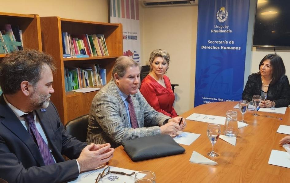 Equipo de la SDH y ACNUR durante la reunión Equipo de la SDH y ACNUR durante la reunión