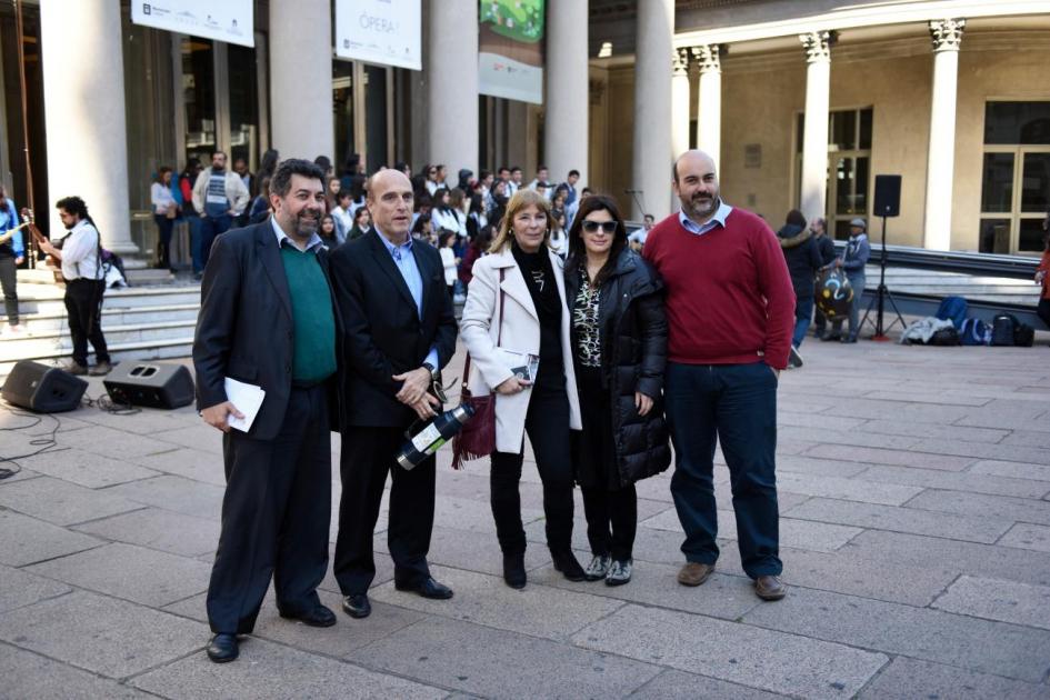 Autoridades participantes del evento, frente al teatro Solís Autoridades participantes del evento, frente al teatro Solís