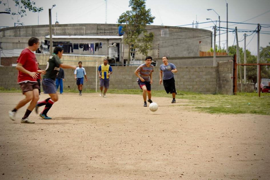 Jóvenes jugando al fútbol en un barrio de Montevideo
