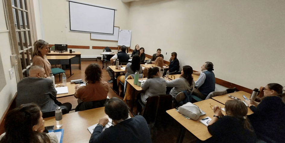La Dra. Mariana Blengio durante la segunda sesión del curso La Dra. Mariana Blengio durante la segunda sesión del curso