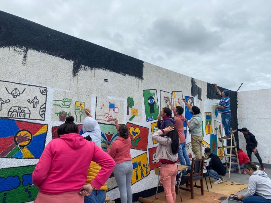 Promotores en DDHH pintando el mural Promotores en DDHH pintando el mural