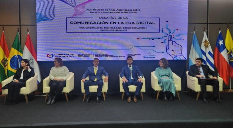 "Desafíos de la Comunicación en la Era Digital: Transformación Tecnológica, Desinformación y DDHH" "Desafíos de la Comunicación en la Era Digital: Transformación Tecnológica, Desinformación y DDHH"