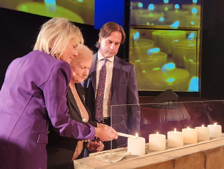 Presidente Luis Lacalle Pou junto a Susana Grimberg al momento de encender la 6a. vela