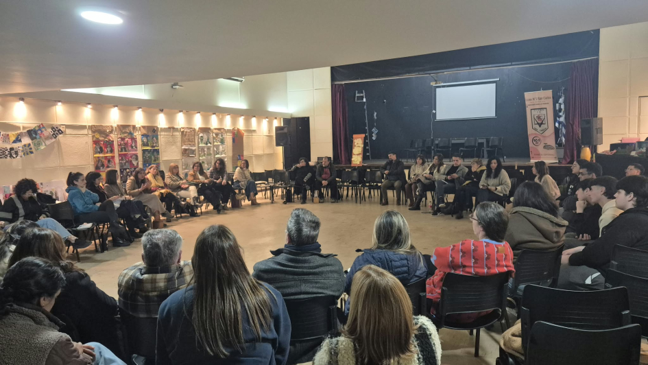 Personas participan en una reunión grupal sobre salud mental.