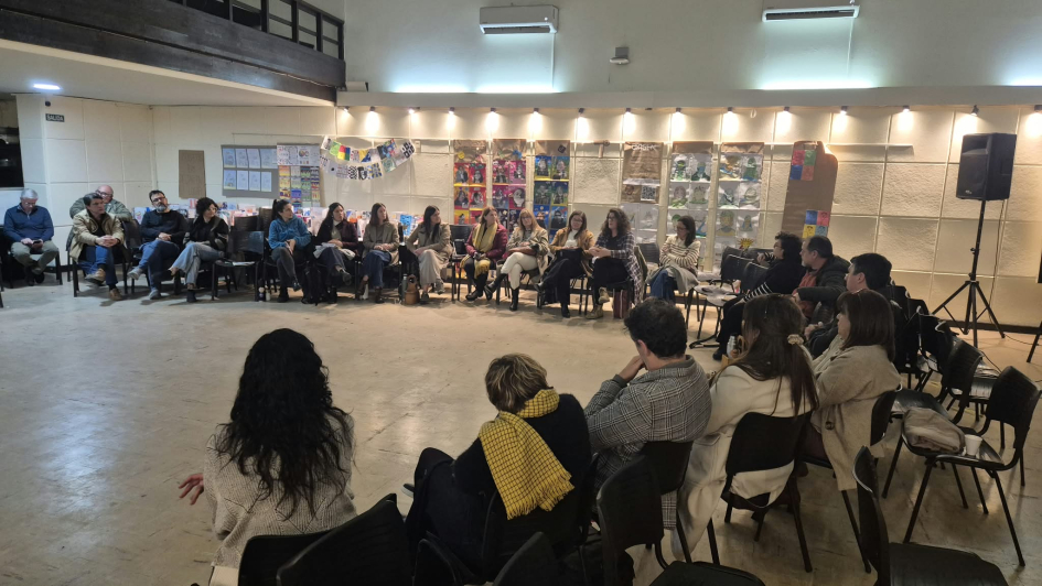 Participantes dialogan en ronda durante una jornada sobre salud mental.