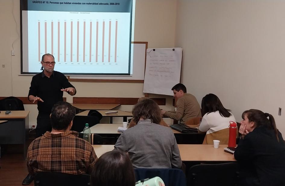 El docente Fernando Willat impartiendo el curso