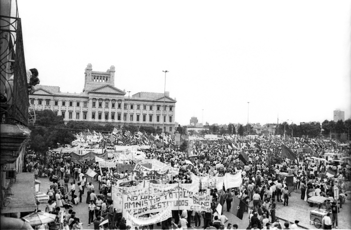 Multitudinaria manifestación a favor de la democracia frente al Palacio Legislativo
