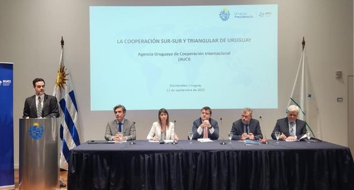 Presentadores de la estrategia de Cooperación Sur-Sur y Triangular de Uruguay Presentadores de la estrategia de Cooperación Sur-Sur y Triangular de Uruguay