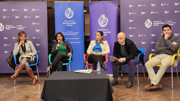 Secretaria de Derechos Humanos Sandra Etcheverry y participantes del encuentro Secretaria de Derechos Humanos Sandra Etcheverry y participantes del encuentro