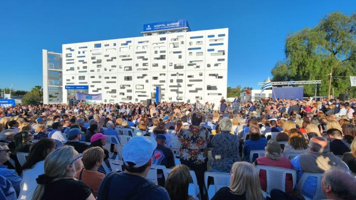 Público asistente a la inauguración del Hospital del Cerro