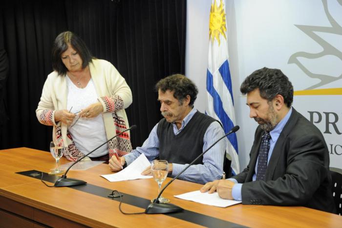 Autoridades firmando el convenio