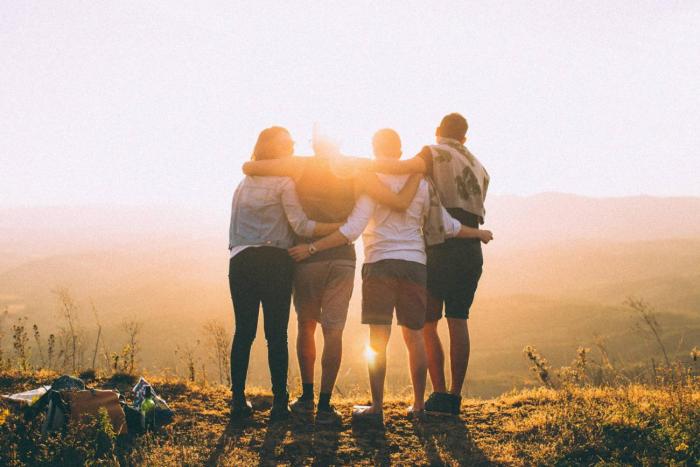 Grupo de jóvenes Grupo de jóvenes abrazados