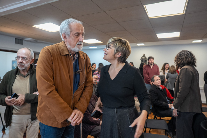 Iliana da Silva conversa con Raúl Olivera, integrante de la Asociación Civil Elena Quinteros