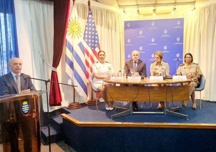 Ministro Javier García e integrantes de la mesa del conversatorio