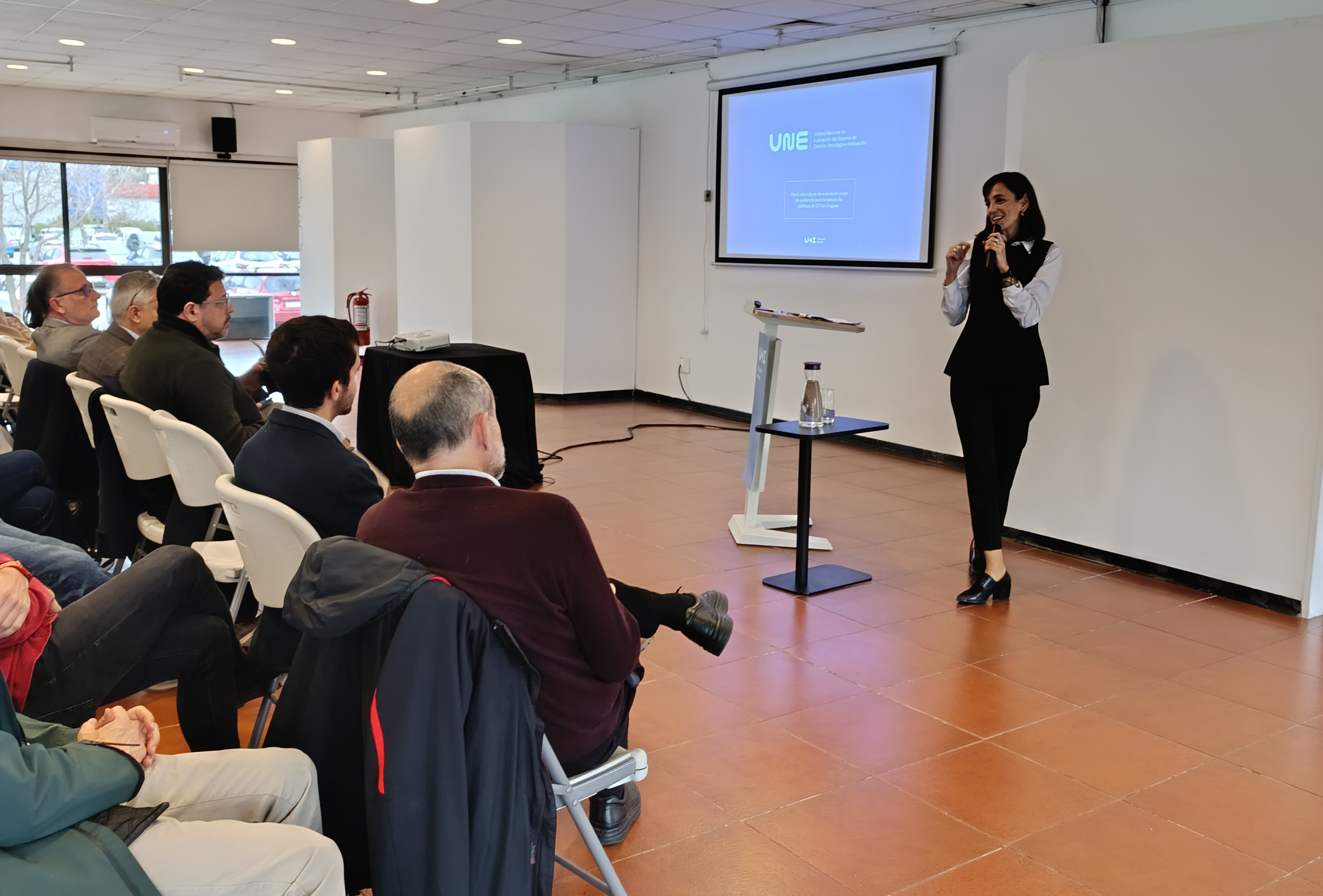 Presentación de Elisa Hernández, responsable de la Unidad Nacional de Evaluación del Sistema de Ciencia, Tecnología e Innovación