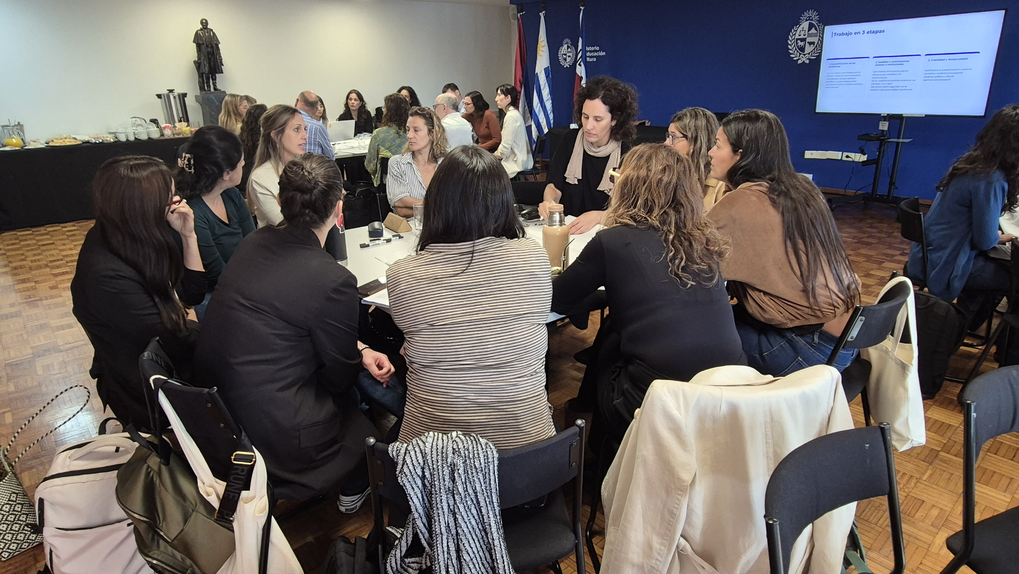 Participantes de Taller en mesas de trabajo