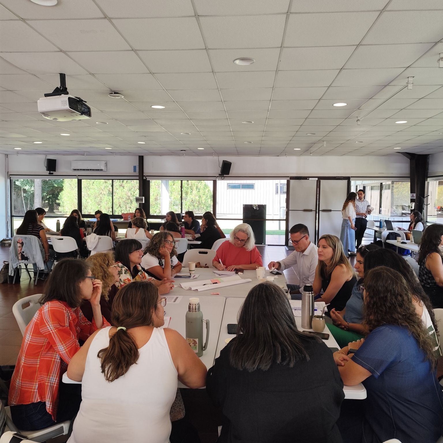 Foto de mesa de participantes del taller