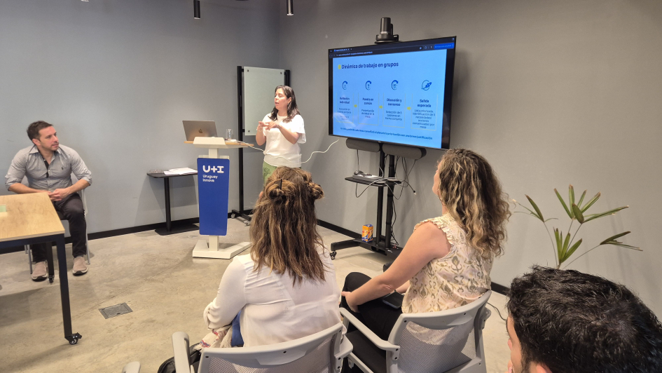 Audiencia observa a técnica hablando frente a una pantalla