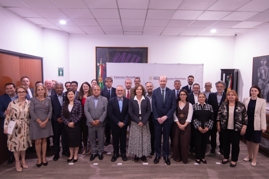 Delegaciones iberoamericanas en la Asamblea Extraordinaria de CYTED Foto grupal de Autoridades y representantes de países iberoamericanos en la Asamblea