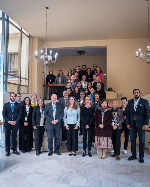 Foto familiar de delegaciones participantes en la reunión