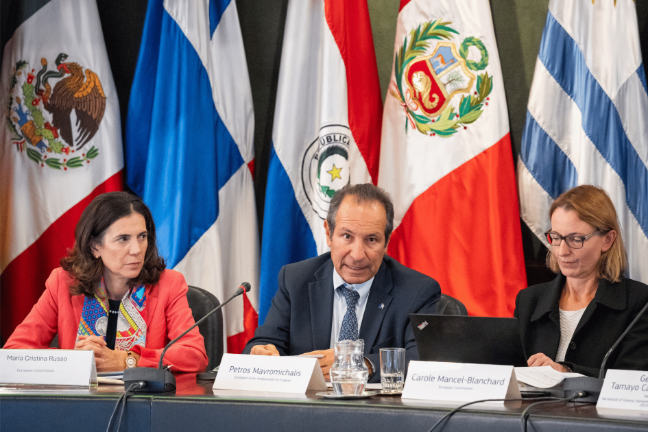 Embajador de la UE en Uruguay Petros Mavromichalis junto a Cristina Russo y Carole Mancel-Blanchard